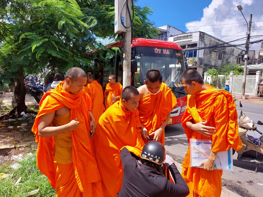 Các tăng sinh đi thi được sự hỗ trợ chu đáo sau buổi thi tổ hợp (sáng 29/6). Các tăng sinh đi thi được sự hỗ trợ chu đáo sau buổi thi tổ hợp (sáng 29/6).