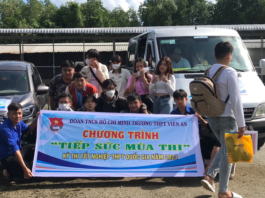 Lực lượng tình nguyện viên hỗ trợ thí sinh từ huyện Ngọc Hiển sang huyện Năm Căn dự thi. Lực lượng tình nguyện viên hỗ trợ thí sinh từ huyện Ngọc Hiển sang huyện Năm Căn dự thi.