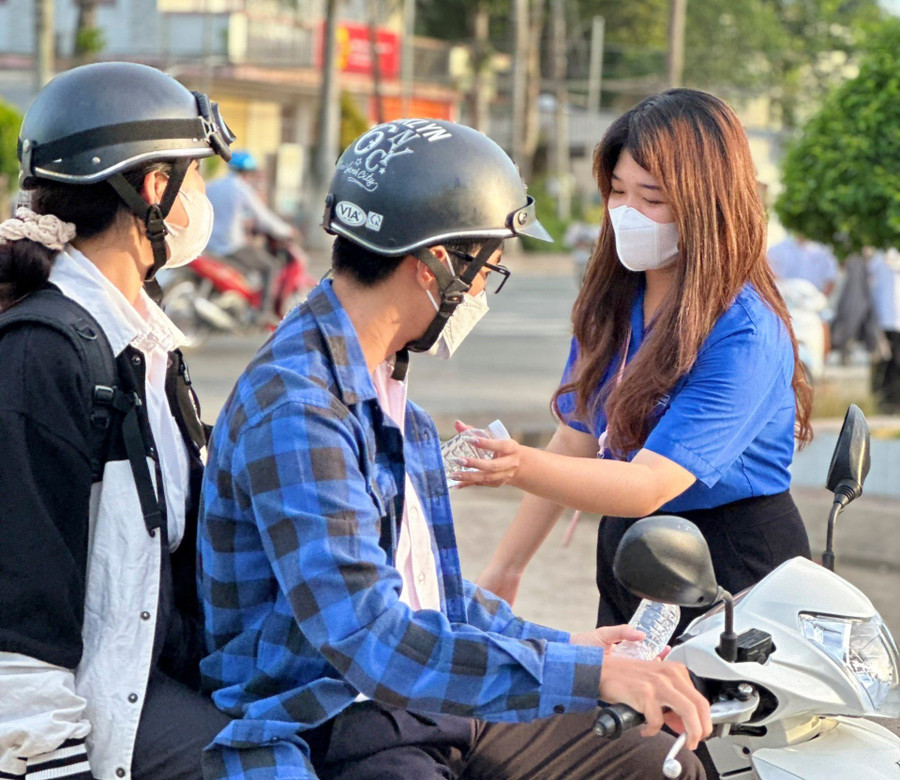 Tình nguyện viên hỗ trợ nước uống cho thí sinh Trà Vinh trước giờ thi. Tình nguyện viên hỗ trợ nước uống cho thí sinh Trà Vinh trước giờ thi.