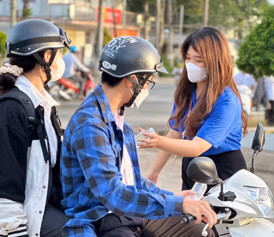 Tình nguyện viên hỗ trợ nước uống cho thí sinh Trà Vinh trước giờ thi.