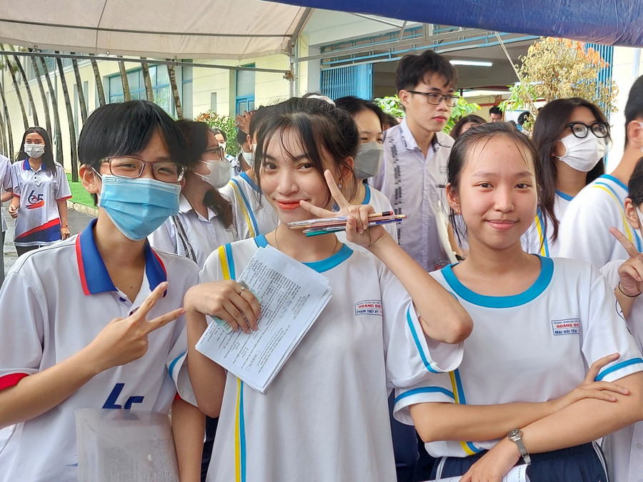 Thí sinh Sóc Trăng vui vẻ sau giờ thi môn ngoại ngữ.