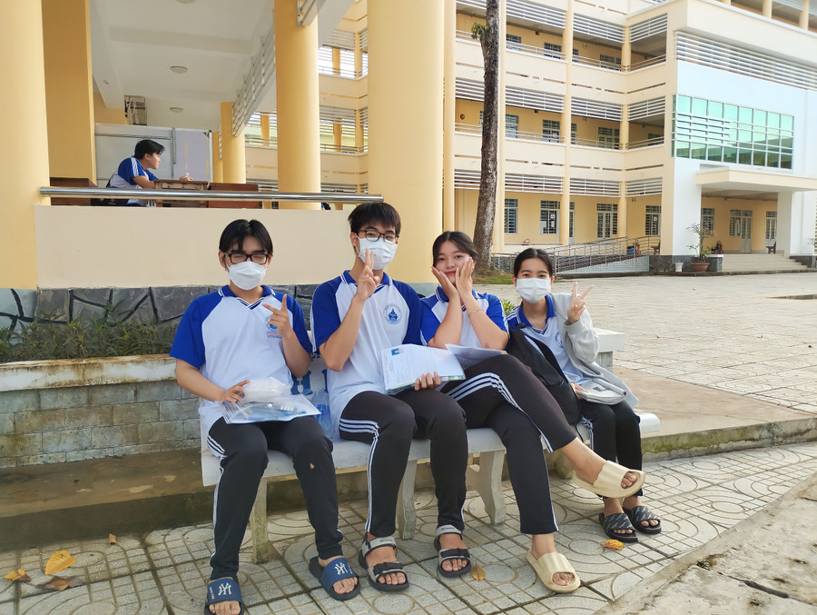Thí sinh Trà Vinh thoải mái trước khi vào trường thi.