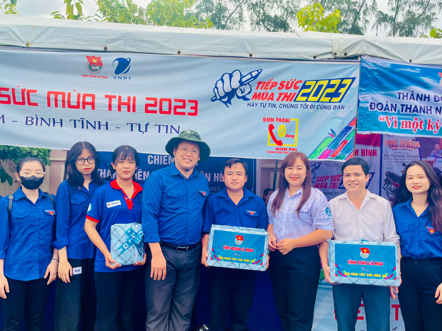 Ban Thường vụ Tỉnh đoàn Cà Mau tổ chức đoàn đến thăm hỏi, động viên và trao quà cho các đội hình Tiếp sức mùa thi. Ban Thường vụ Tỉnh đoàn Cà Mau tổ chức đoàn đến thăm hỏi, động viên và trao quà cho các đội hình Tiếp sức mùa thi.