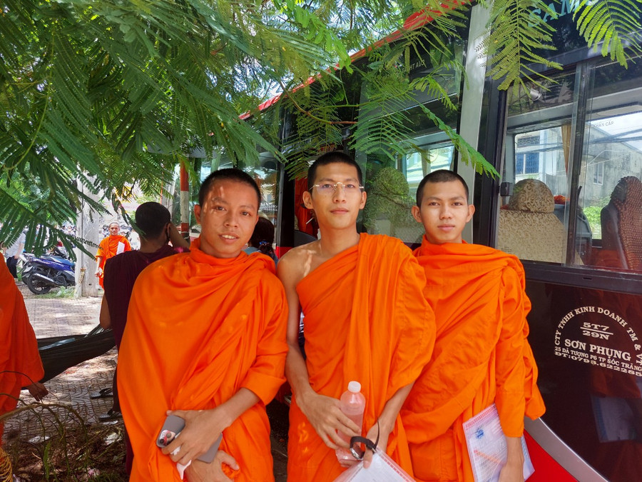 Tăng sinh Lâm Giang (đứng giữa) sau khi hoàn thành bài thi tổ hợp. Tăng sinh Lâm Giang (đứng giữa) sau khi hoàn thành bài thi tổ hợp.