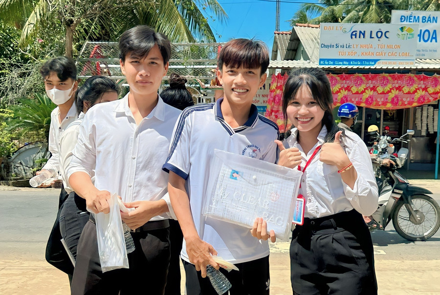 Thí sinh Trà Vinh tự tin hoàn thành bài thi Ngoại ngữ.