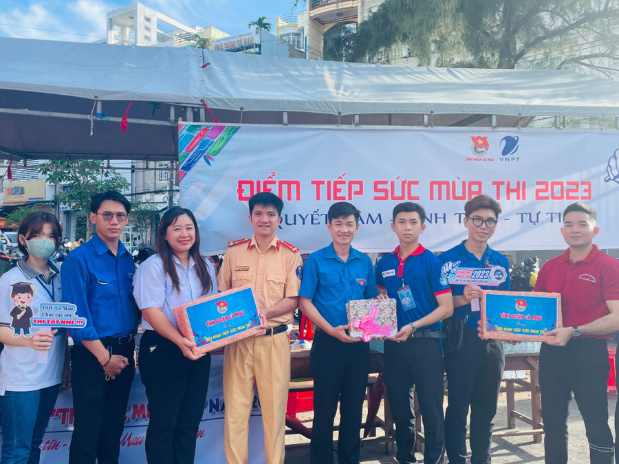 Anh Nguyễn Hoàng Đạo - UVBCH Trung ương Đoàn, Bí thư Tỉnh đoàn làm trưởng đoàn đến thăm và tặng quà, động viên đội hình Tiếp sức mùa thi. Anh Nguyễn Hoàng Đạo - UVBCH Trung ương Đoàn, Bí thư Tỉnh đoàn làm trưởng đoàn đến thăm và tặng quà, động viên đội hình Tiếp sức mùa thi.