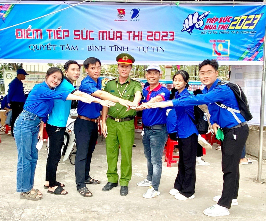 Sự đồng hành của xã hội giúp nhiều thí sinh yên tâm dự thi. Sự đồng hành của xã hội giúp nhiều thí sinh yên tâm dự thi.