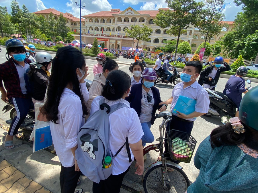 Thí sinh Tiền Giang thảo luận sau giờ thi tổ hợp sáng 29/6. Thí sinh Tiền Giang thảo luận sau giờ thi tổ hợp sáng 29/6.