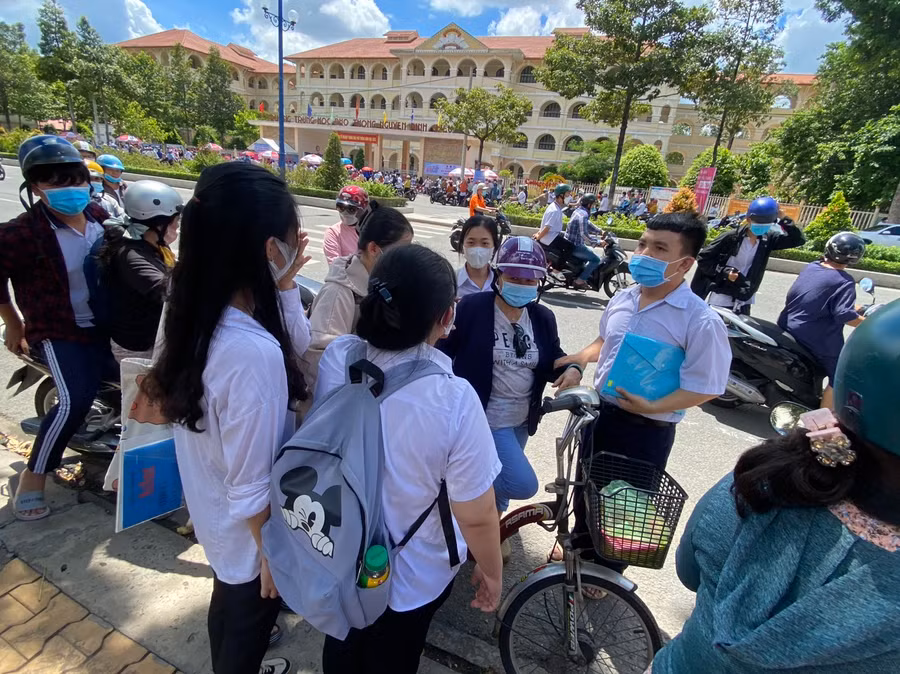 Thí sinh Tiền Giang thảo luận sau giờ thi tổ hợp sáng 29/6.