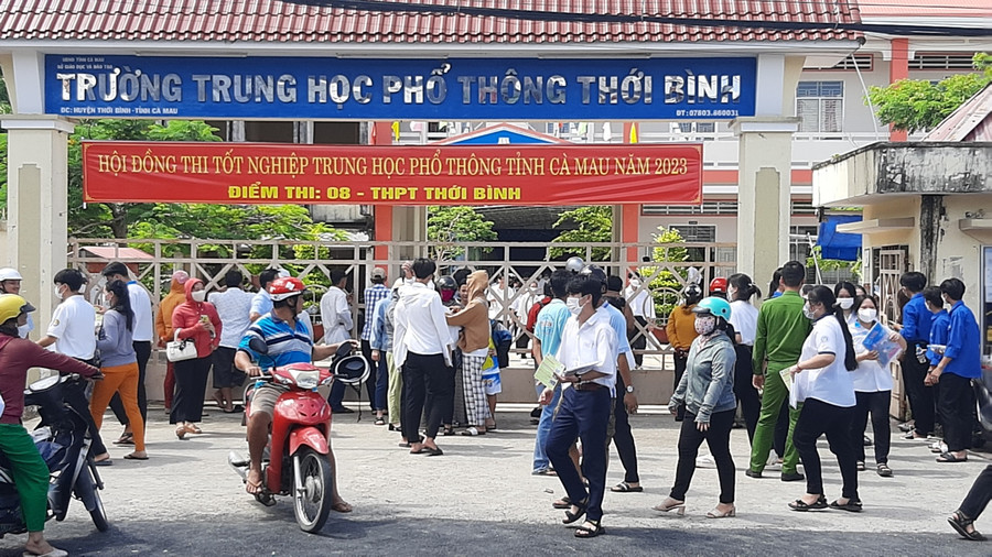 Thí sinh tại điểm thi THPT Thới Bình (huyện Thới Bình) hoàn thành bài thi tổ hợp. Thí sinh tại điểm thi THPT Thới Bình (huyện Thới Bình) hoàn thành bài thi tổ hợp.