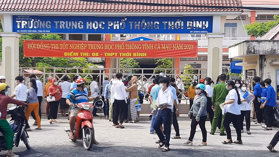 Thí sinh tại điểm thi THPT Thới Bình (huyện Thới Bình) hoàn thành bài thi tổ hợp.