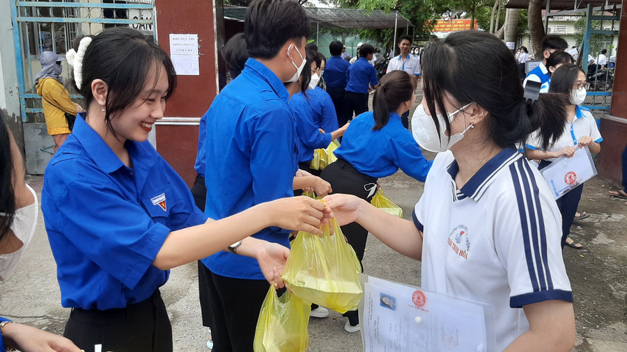 Lực lượng tình nguyện viên hỗ trợ thí sinh hoàn thành môn thi cuối.