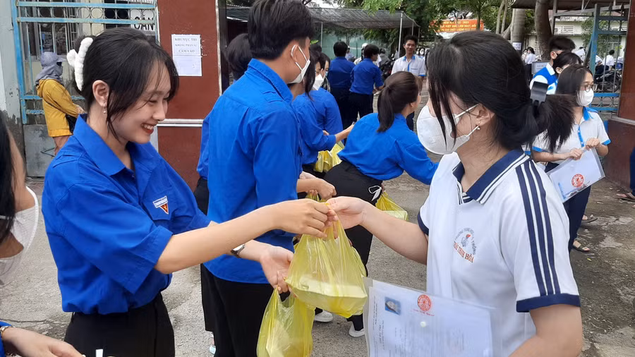 Lực lượng tình nguyện viên hỗ trợ thí sinh hoàn thành môn thi cuối.