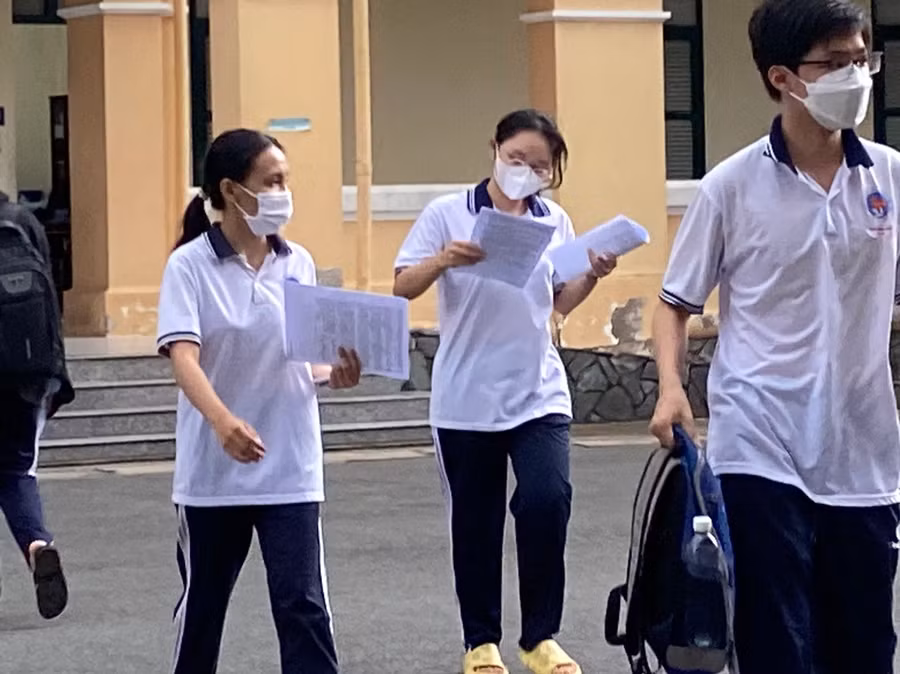 Thí sinh Tiền Giang hoàn thành môn thi Ngoại ngữ chiều 29/6.