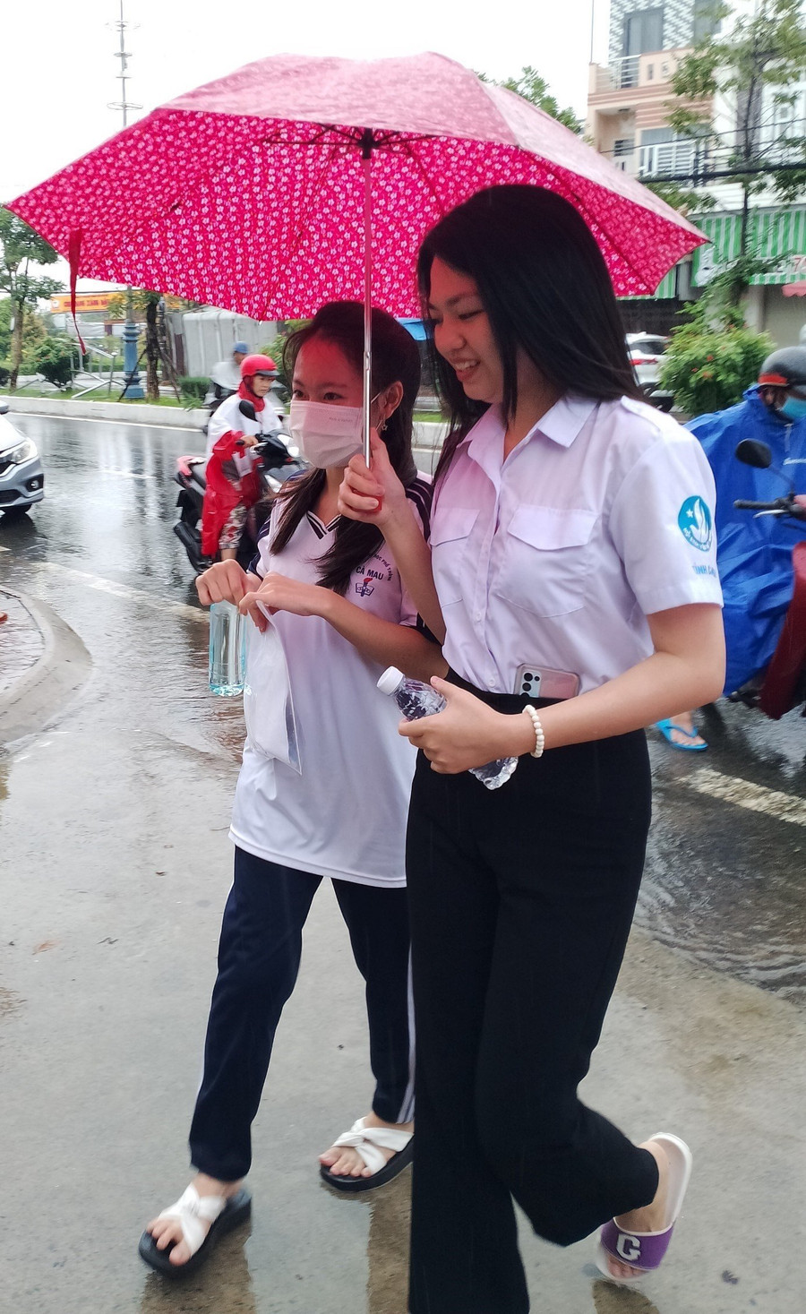 Tình nguyện viên túc trực tại điểm thi, đồng hành cùng thí sinh trong suốt kỳ thi. Tình nguyện viên túc trực tại điểm thi, đồng hành cùng thí sinh trong suốt kỳ thi.