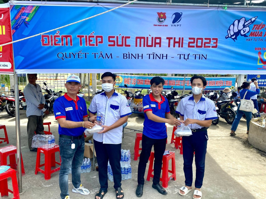 Những chai nước, phần cơm nóng hổi tiếp sức nhiều thí sinh vùng sâu, vùng xa ở Cà Mau. Những chai nước, phần cơm nóng hổi tiếp sức nhiều thí sinh vùng sâu, vùng xa ở Cà Mau.