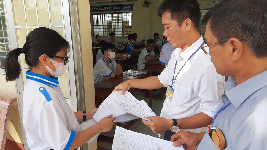 Thí sinh Cà Mau được gọi vào phòng thi.