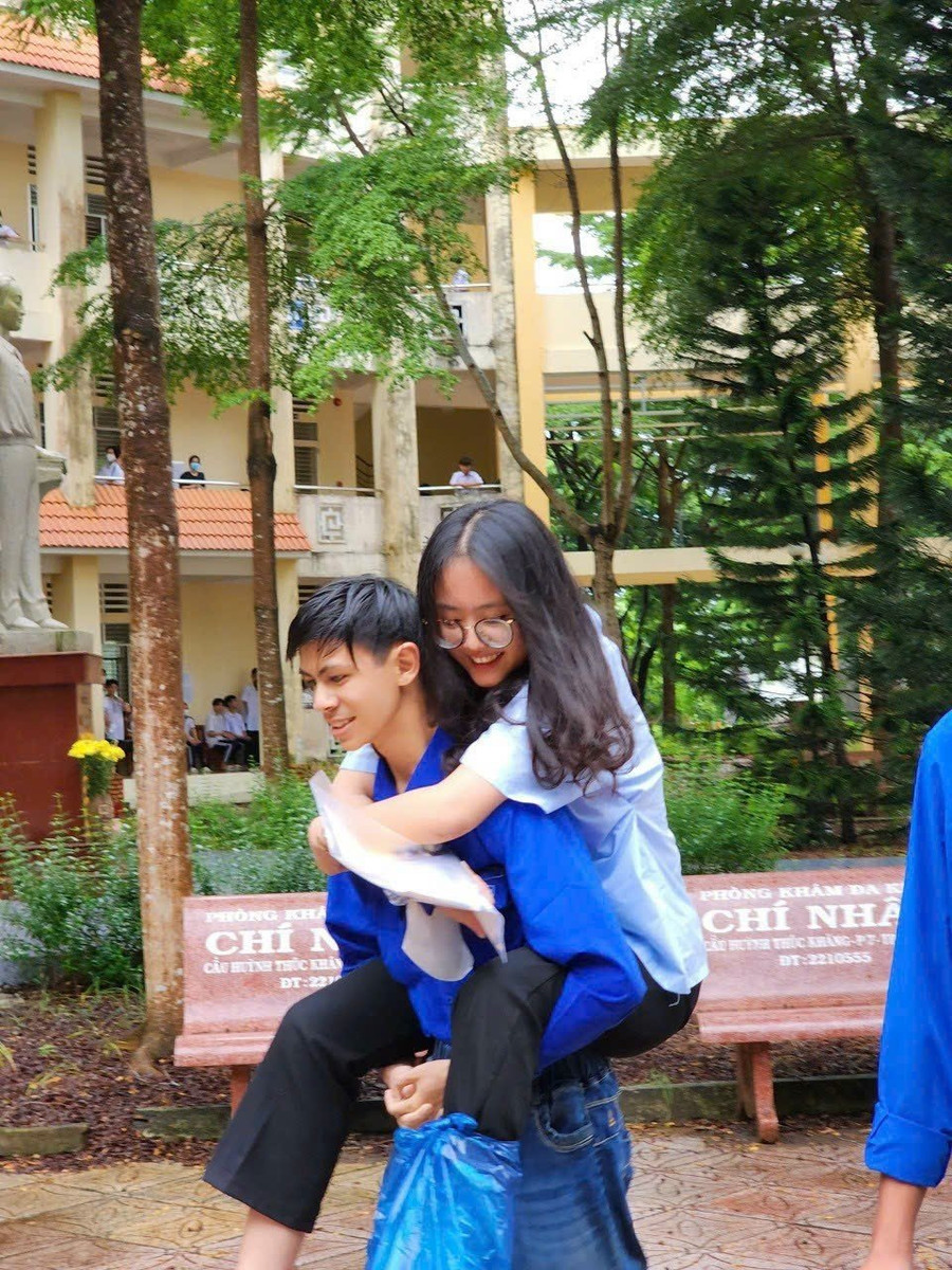 Một tình nguyện viên cõng thí sinh bị tai nạn vào trường thi. Một tình nguyện viên cõng thí sinh bị tai nạn vào trường thi.