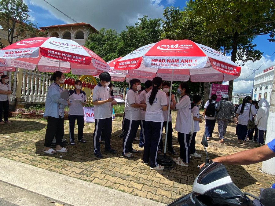 Thí sinh Tiền Giang hoàn thành bài thi tổ hợp sáng 29/6.