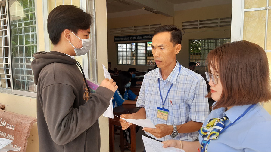 Thí sinh Cà Mau được gọi thí sinh vào phòng thi. Thí sinh Cà Mau được gọi thí sinh vào phòng thi.