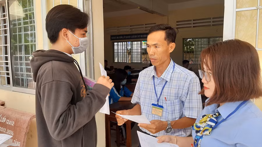 Thí sinh Cà Mau được gọi thí sinh vào phòng thi.