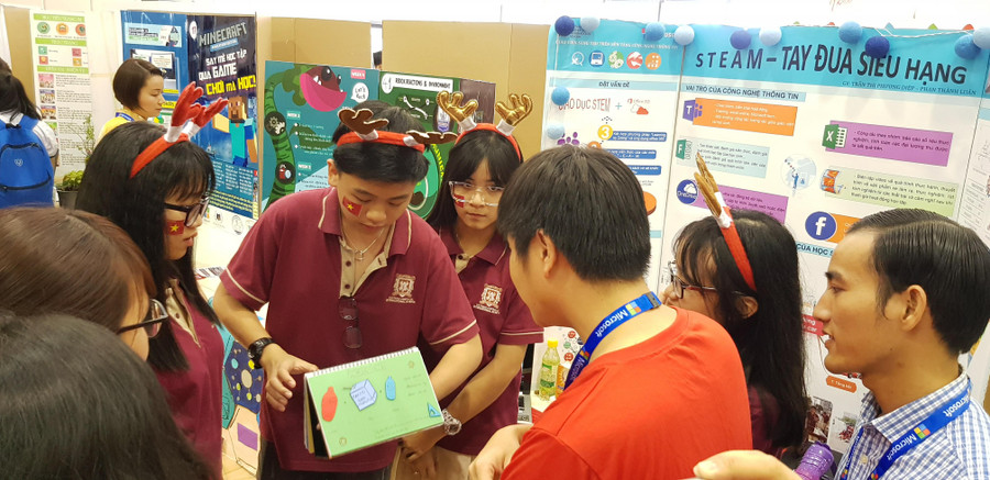 Học sinh đang giới thiệu về sản phẩm dự thi của trường mình Học sinh đang giới thiệu về sản phẩm dự thi của trường mình