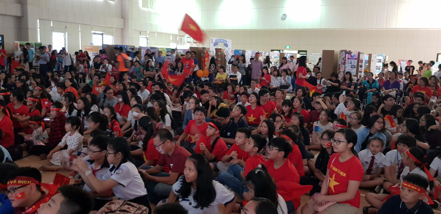 Không khí bóng đá tràn ngập Diễn đàn chiều 27/1 Không khí bóng đá tràn ngập Diễn đàn chiều 27/1