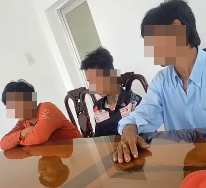 Ba ngư phủ đang trình bày sự việc với cơ quan chức năng. (Ảnh cắt từ clip).