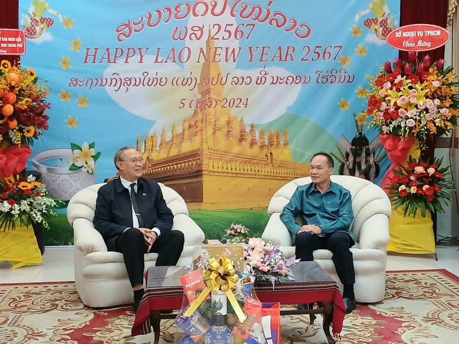 TS Nguyễn Thanh Dũng (trái) thăm hỏi và chúc Tết Tổng lãnh sự nước CHDCND Lào tại TPHCM. TS Nguyễn Thanh Dũng (trái) thăm hỏi và chúc Tết Tổng lãnh sự nước CHDCND Lào tại TPHCM.