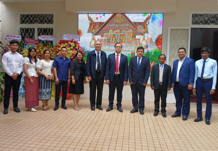 Đại biểu chụp ảnh lưu niệm tại Tổng lãnh sự quán Campuchia tại TPHCM. Đại biểu chụp ảnh lưu niệm tại Tổng lãnh sự quán Campuchia tại TPHCM.