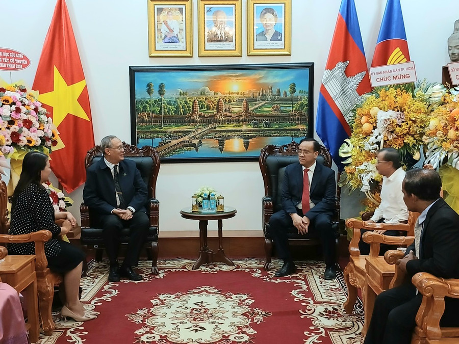 TS Nguyễn Thanh Dũng (trái) thăm hỏi và chúc Tết Tổng lãnh sự Vương quốc Campuchia tại TPHCM. TS Nguyễn Thanh Dũng (trái) thăm hỏi và chúc Tết Tổng lãnh sự Vương quốc Campuchia tại TPHCM.