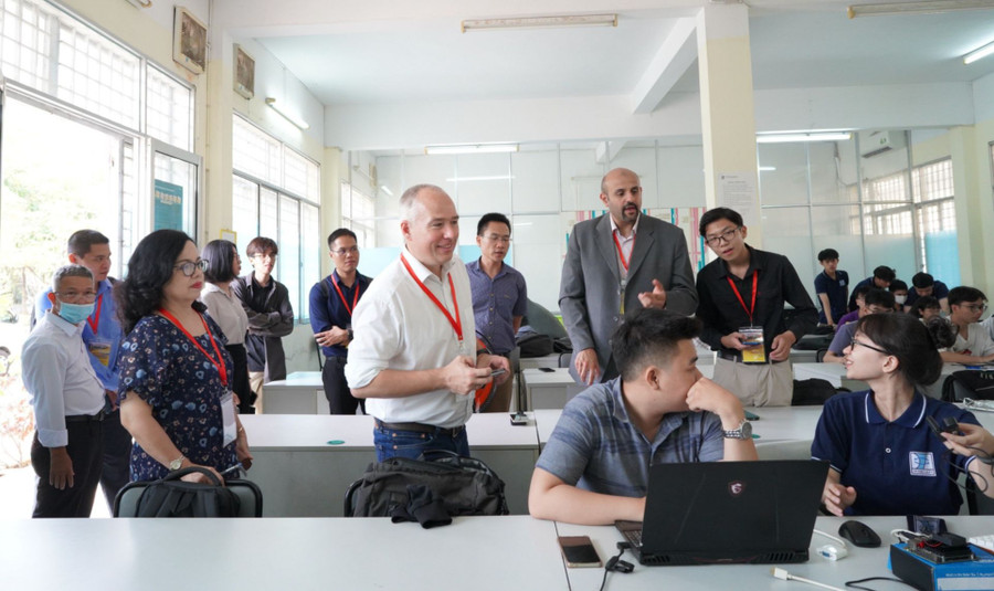 Đoàn đánh giá ngoài chương trình đào tạo theo tiêu chuẩn ASIIN (Cộng hòa Liên Bang Đức) tại Trường ĐH Bách khoa, ĐH Đà Nẵng đang đánh giá cơ sở vật chất.