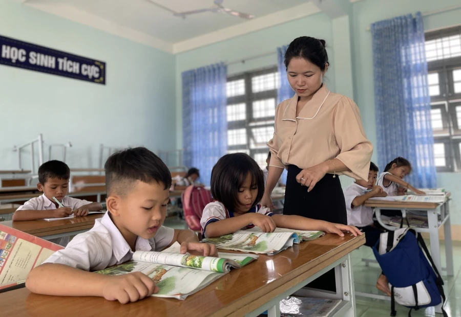 Cô trò điểm trường thôn Ia Đơr thuộc Trường Tiểu học và THCS Nguyễn Tất Thành (Kon Tum). Ảnh minh họa: INT