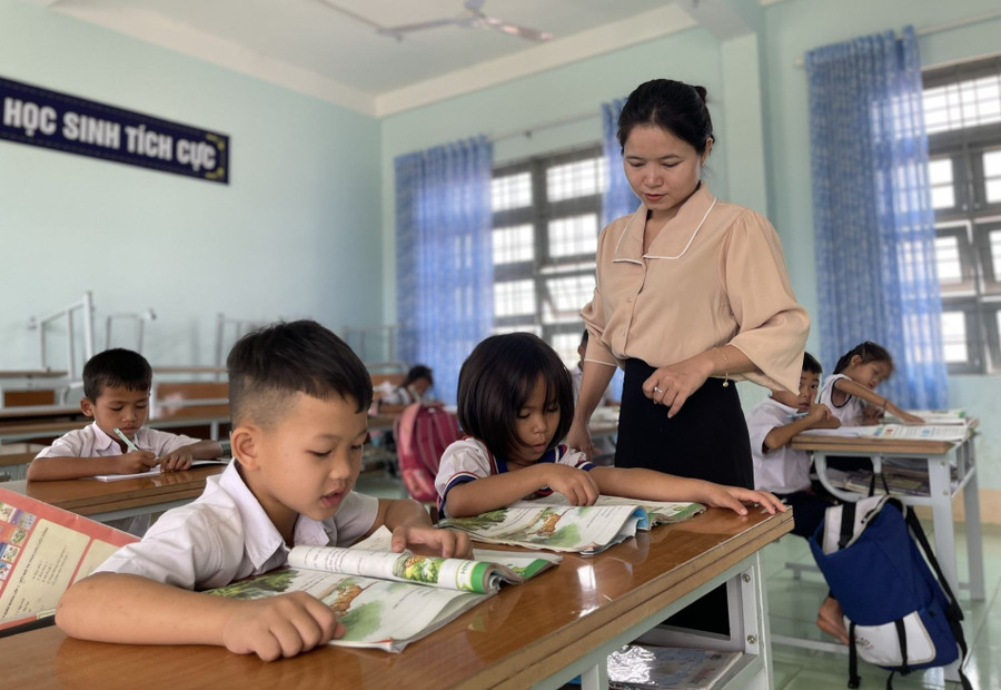 Cô trò điểm trường thôn Ia Đơr thuộc Trường Tiểu học và THCS Nguyễn Tất Thành (Kon Tum). Ảnh minh họa: INT