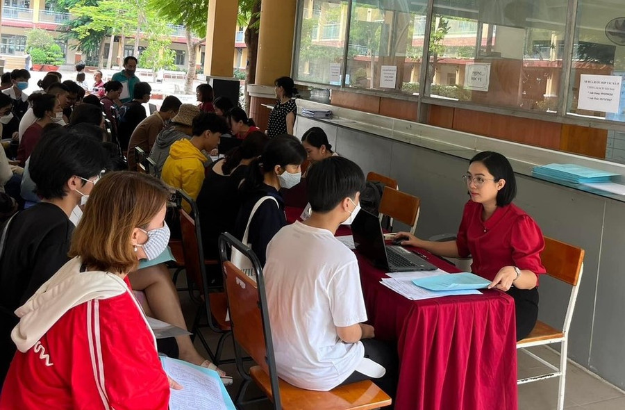 Phụ huynh đến nộp hồ sơ nhập học vào lớp 10 tại Trường THPT Đào Sơn Tây.