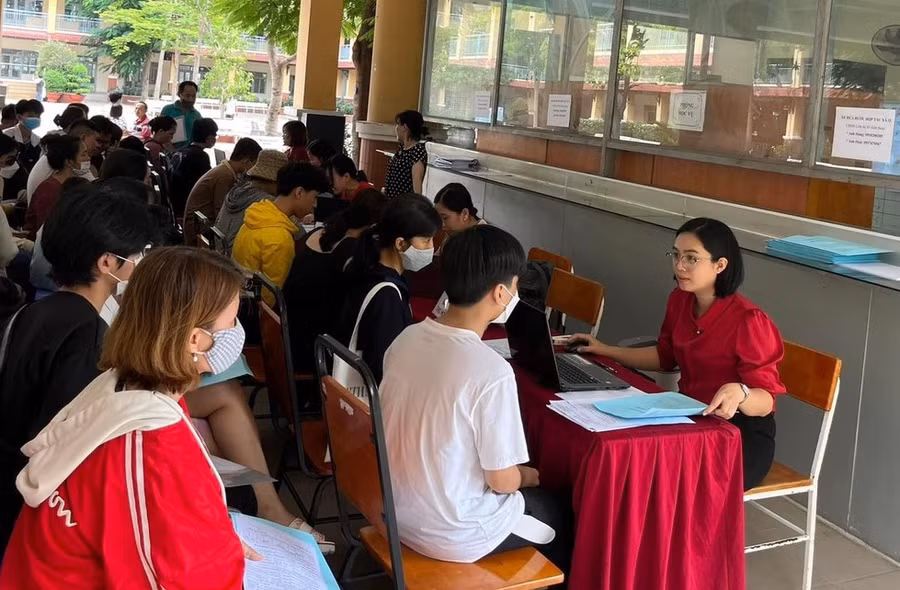 Phụ huynh đến nộp hồ sơ nhập học vào lớp 10 tại Trường THPT Đào Sơn Tây.