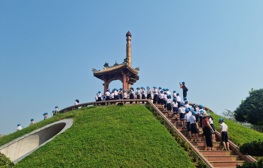 Học sinh Trường Tiểu học Kim Đồng tham quan Thành cổ Quảng Trị. Ảnh: Xuân Huyền Học sinh Trường Tiểu học Kim Đồng tham quan Thành cổ Quảng Trị. Ảnh: Xuân Huyền