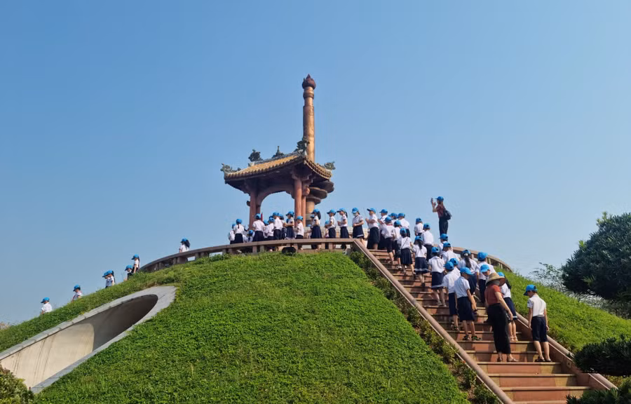 Học sinh Trường Tiểu học Kim Đồng tham quan Thành cổ Quảng Trị. Ảnh: Xuân Huyền