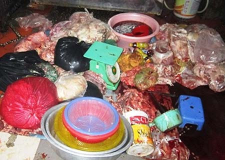 Lắng lại qua tháng 8 thì sáng ngày 12/9/2013, Trạm thú y Thủ Đức phối hợp Đội Cảnh sát kinh tế - Công an quận Thủ Đức bất ngờ phát hiện căn nhà số 1011/1A Kha Vạn Cân, phường Linh Tây chứa nhiều thịt heo, nội tạng heo, huyết heo đã bốc mùi hôi thối. Bà Nguyễn Ngọc Điệp (43 tuổi, chủ số hàng trên) cho biết, số nội tạng và thịt heo nói trên bà thu mua của những người bán trôi nổi trên địa bàn tỉnh Bình Dương đem về sơ chế và bỏ mối cho các quán ăn, quán cơm bình dân trên địa bàn quận Thủ Đức kiếm lời. Tổng số thịt và nội tạng lúc đoàn kiểm tra phát hiện có khoảng 1.145 kg đã bốc mùi hôi thối. (Ảnh: CAND) Những vụ phát hiện thực phẩm bẩn khiến người dùng sợ hãi