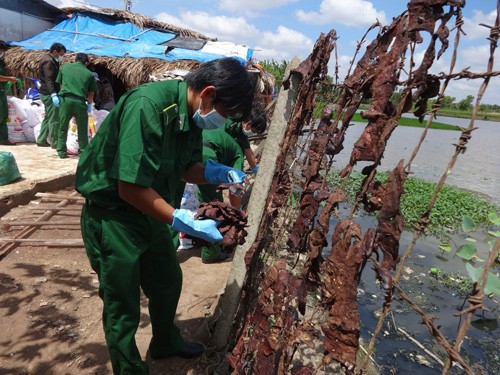 Đến sáng ngày 12/8, cơ quan chức năng tại TP.HCM ập vào điểm sản xuất thực phẩm tại ngôi nhà không số, thuộc tổ 19, ấp 4, xã Tân Kiên (huyện Bình Chánh), phát hiện cơ sở này đang “phù phép” phổi heo thối thành khô bò. (Ảnh: Hoàng Việt) Những vụ phát hiện thực phẩm bẩn khiến người dùng sợ hãi