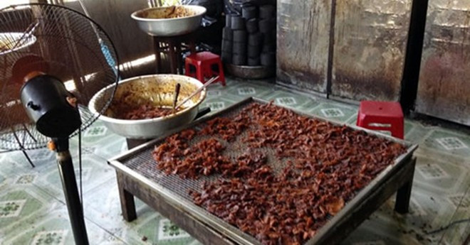 Trong khi nạn "thịt heo sữa thối" giảm hẳn thì năm 2014, những vụ làm giả thực phẩm lớn lại rầm rộ. Đặc biệt, ngày 8/5/2014, Đội CSĐT tội phạm về môi trường CATP Quảng Ngãi đã bắt quả tang công ty Thuận Thành An có hành vi sản xuất, chế biến từ sản phẩm thịt heo thành thịt bò khô. Cảnh sát Môi trường đã tịch thu 14 thùng các tông đựng 257 kg thịt heo thành phẩm được bỏ trong bao bì thịt bò khô, cùng hàng chục ký bao bì nhãn thịt bò khô Thuận Đạt, chất phụ gia, thịt heo thành phẩm chưa đóng gói. Mỗi ngày công ty đã bán ra thị trường hàng trăm ký khô bò giả. (Ảnh: CAĐN) Những vụ phát hiện thực phẩm bẩn khiến người dùng sợ hãi