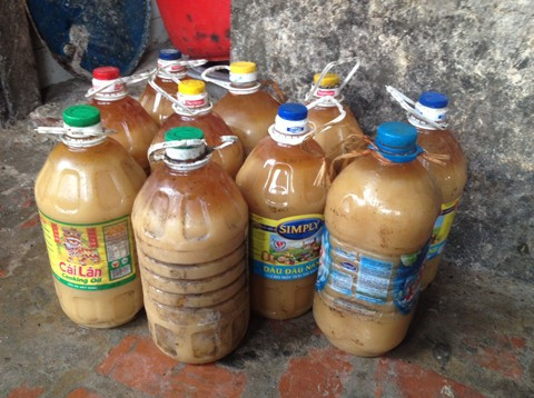 Sáng 9/9, người tiêu dùng tá hỏa khi Phòng cảnh sát phòng chống tội phạm về môi trường PC49, Công an TP Hà Nội bất ngờ phát hiện cơ sở sản xuất mỡ bẩn lớn. Tại thời điểm kiểm tra, lực lượng chức năng phát hiện hơn 1 tấn mỡ nước cùng hàng trăm ký mỡ, bì lợn sống bám đầy ruồi, nhặng, vứt ngổn ngang trên nền gạch chờ chế biến; công cụ chế biến hết sức thô sơ và mất vệ sinh. Chủ cơ sở là bà Nguyễn Thị Nga, xóm Ngõ Lý, thôn Thượng Hội, xã Tân Hội, huyện Đan Phượng. (Ảnh: Vietnamnet) Những vụ phát hiện thực phẩm bẩn khiến người dùng sợ hãi