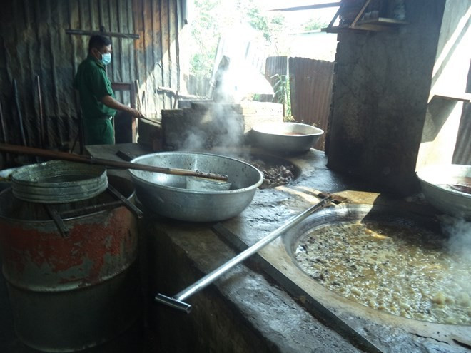 Chiều 26/9, đoàn kiểm tra Liên ngành huyện Bình Chánh phát hiện một xe chở 17 cây bánh tóp mỡ với tổng trọng lượng khoảng 510 kg, không có giấy chứng nhận kiểm dịch động vật.Tại hiện trường có 2 chảo mỡ đang đun, 168 kg mỡ tươi bốc mùi hôi thối, và khu vực chế biến không đảm bảo vệ sinh. (Ảnh: Lao động) Chiều 26/9, đoàn kiểm tra Liên ngành huyện Bình Chánh phát hiện một xe chở 17 cây bánh tóp mỡ với tổng trọng lượng khoảng 510 kg, không có giấy chứng nhận kiểm dịch động vật.