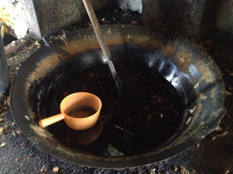 Ngoài cơ sở nhà bà Nga, tại xã Tân Hội còn nhiều các cơ sở chế biến mỡ mất vệ sinh khác. Theo người dân trong xã thì các cơ sở thường xuyên đi thu gom nguyên liệu ở nhiều nơi, sau đó đem về chế biến thành mỡ và tóp mỡ, trước khi phân phối ở các quán cơm, nhà hàng, quán nhậu trên khắp địa bàn thủ đô Hà Nội. (Ảnh: Vietnamnet) Những vụ phát hiện thực phẩm bẩn khiến người dùng sợ hãi