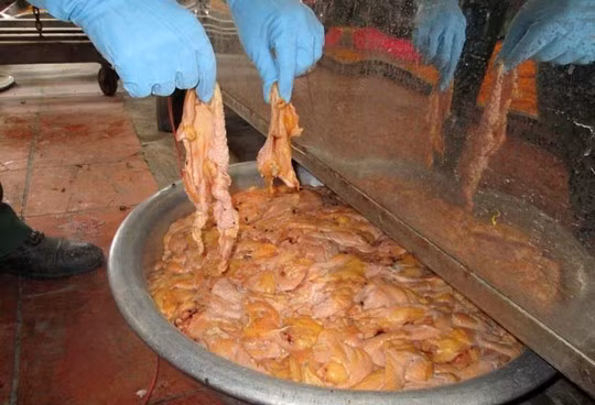 Những vụ phát hiện thực phẩm bẩn khiến người dùng sợ hãi