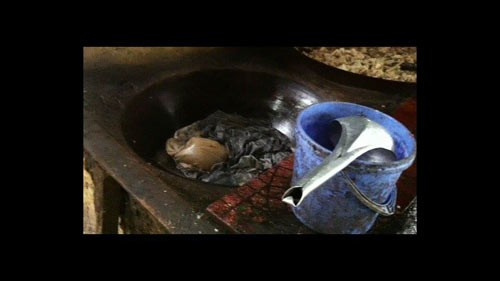 Ngoài ra, khi tổ công tác vào kiểm tra thì thấy cảnh nhân viên đang chế biến mỡ ngay trên ô tô. Phần mỡ nước được đóng vào những thùng to phân phối cho các cửa hàng ăn uống, chế biến thực phẩm. Các cơ sở này dùng mỡ rán quẩy hoặc xào nấu thức ăn. Cơ quan công an xác định, cơ sở này thường thu mua mỡ sống khắp nơi, không rõ nguồn gốc xuất xứ, về chế biến. (Ảnh: Khampha.vn) Những vụ phát hiện thực phẩm bẩn khiến người dùng sợ hãi