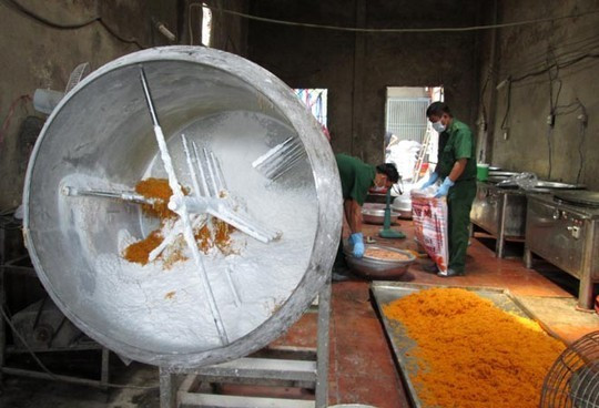 Mỗi ngày lò chế biến cho ra khoảng 100 kg thành phẩm bán cho các quán xôi, bánh mì, bánh ngọt. Ghi nhận tại hiện trường, ruồi nhặng bám đầy trên nguyên liệu, chà bông thành phẩm trong quá trình sản xuất. Dù quy trình sản xuất rất mất vệ sinh nhưng thành phẩm lại có màu rất bắt mắt. Khay dưới nền nhà la liệt thành phẩm và nguyên liệu mặc cho chó tự nhiên qua lại. Cơ sở còn sử dụng dụng cụ hốt rác để xúc bột trộn vào chà bông. (Ảnh: Laodong) Những vụ phát hiện thực phẩm bẩn khiến người dùng sợ hãi