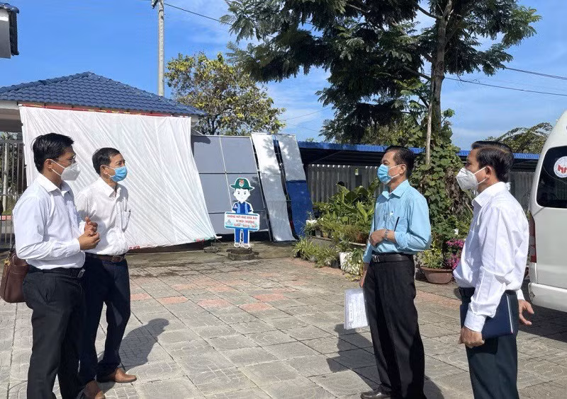 Đoàn khảo sát của HĐND tỉnh do ông Bùi Chí Tình - Phó Trưởng ban Văn hóa - Xã hội, HĐND tỉnh làm Trưởng đoàn khảo sát tại Trường THCS Võ Văn Kiệt, TX Phú Mỹ.