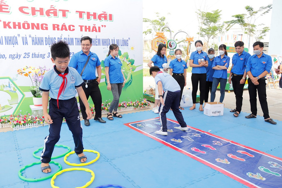 Các em học sinh tham gia trò chơi vận động. Các em học sinh tham gia trò chơi vận động.