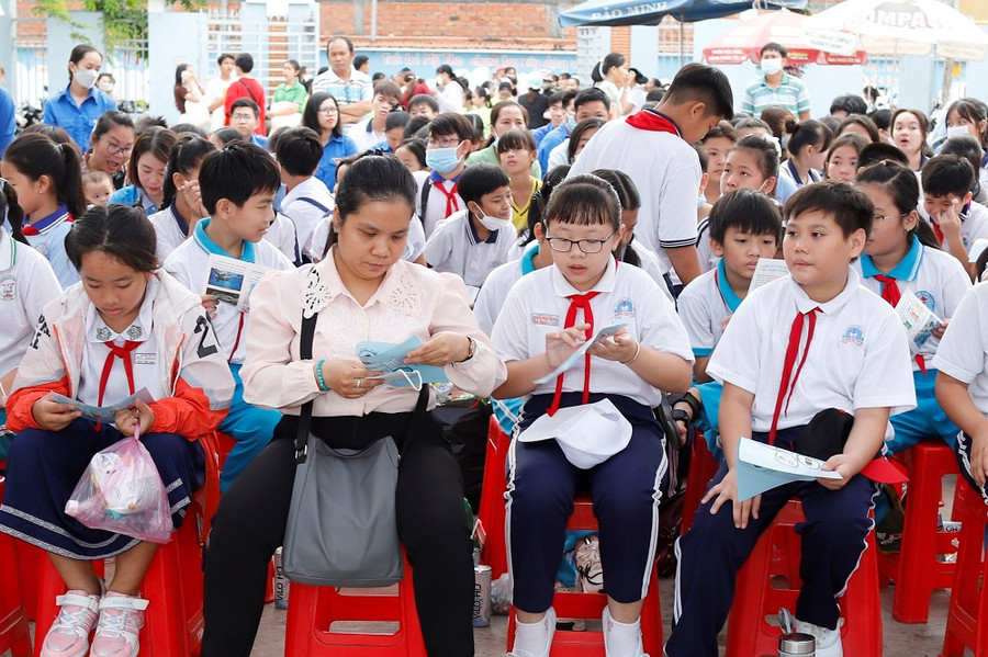 Cùng nhau chia sẻ tờ rơi tuyên truyền. Cùng nhau chia sẻ tờ rơi tuyên truyền.